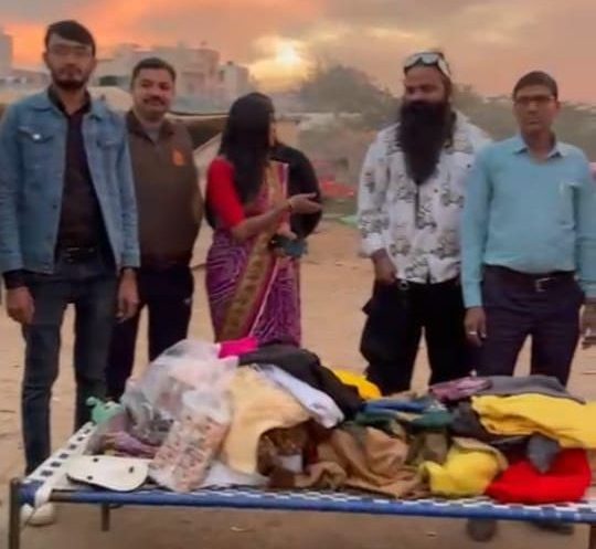 जरूरतमंद बच्चों को वितरित किए – गर्म कपड़े और चप्पल-जूते